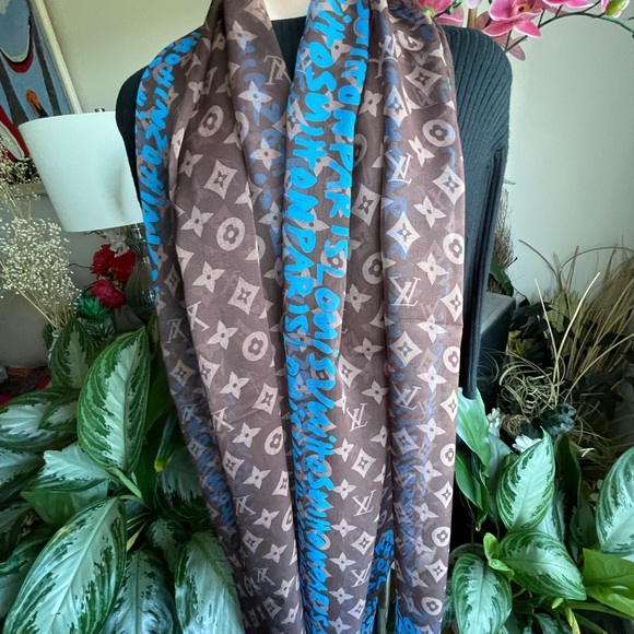 Louis Vuitton Monogram Graffiti Wrap/Shawl Scarf. - Picture 5 of 15
